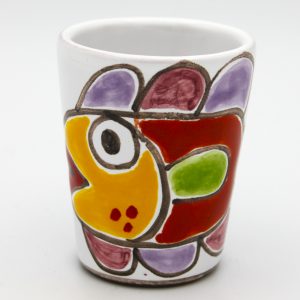 Handgemaakte aardewerk likeur cup met vis als afbeelding