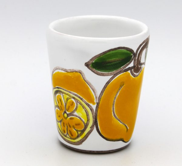Handgemaakte aardewerk likeur cup met citroenen als afbeelding
