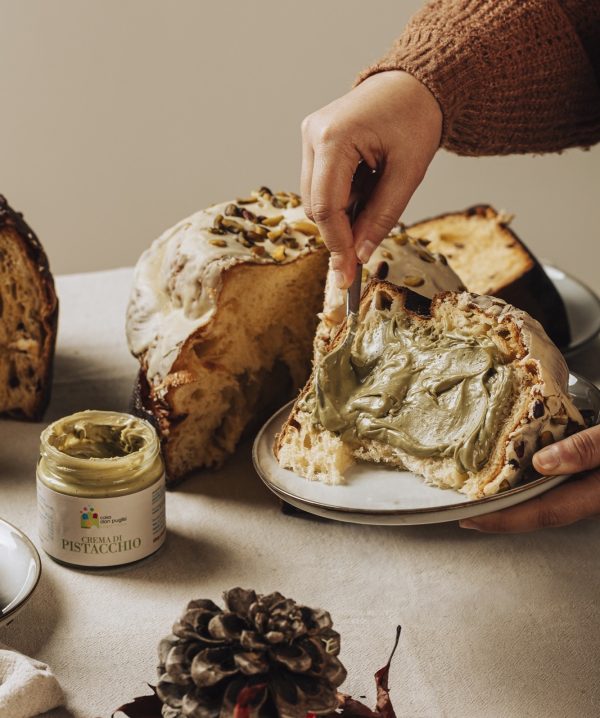 Casa-Don-Puglisi-PANETTONE-PISTACCHIO-besmeerd-met-royaal-pistachecreme. Sicilië