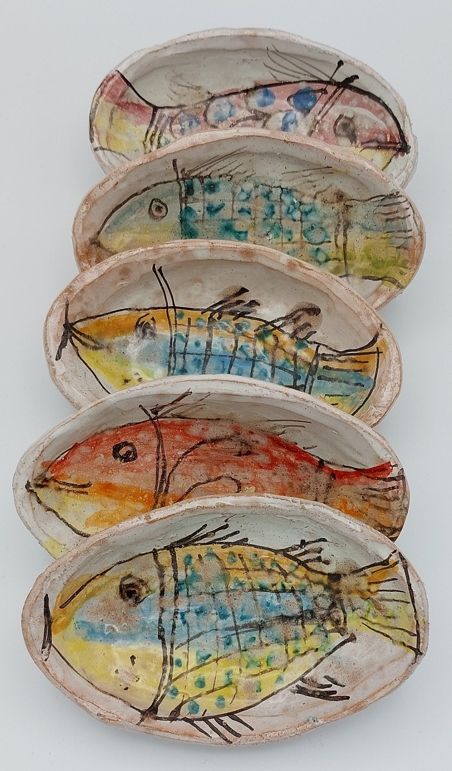 5 handgemaakt en beschilderde bordjes in de vorm van een vis uit Sciacca, Sicilië