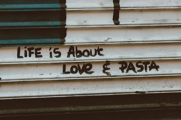 Tekst, Live is about love e pasta