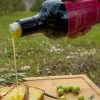 Siciliaanse Officine-Kaggiotto-biologische-extra-vetgine-olijfolie-Biancolilla-over-brood-in-de-boomgaard
