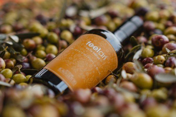 Sicilië Officine-Kaggiotto-fles-Sicily-Blend-bio-extra-vergine-olijfolie-tussen-de-olijven