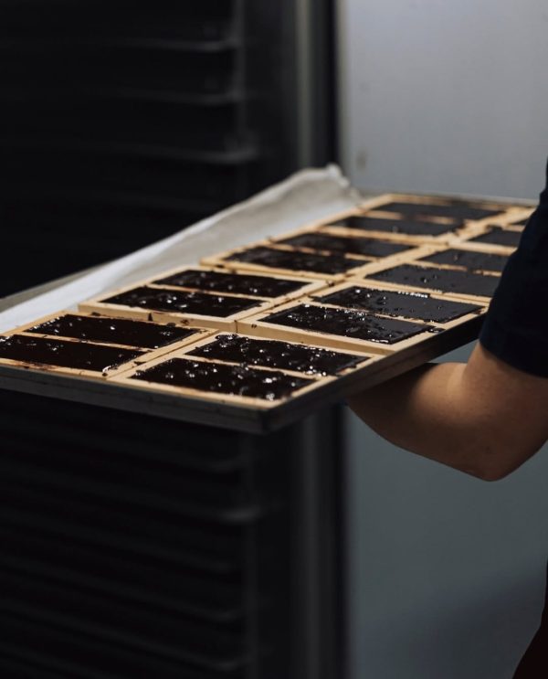Casa-Don-Puglisi-Modica-chocolade-in-de-vormen-worden-in-rek-geschoven op Siciliè