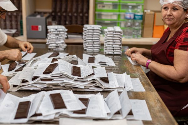 Casa-Don-Puglisi-Modica-chocolade-worden-met-de-hand-verpakt op Sicilië