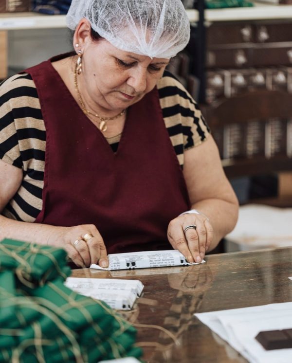 Casa-Don-Puglisi-Modica-chocoladerepen-worden-met-de-hand-verpakt op Sicilië