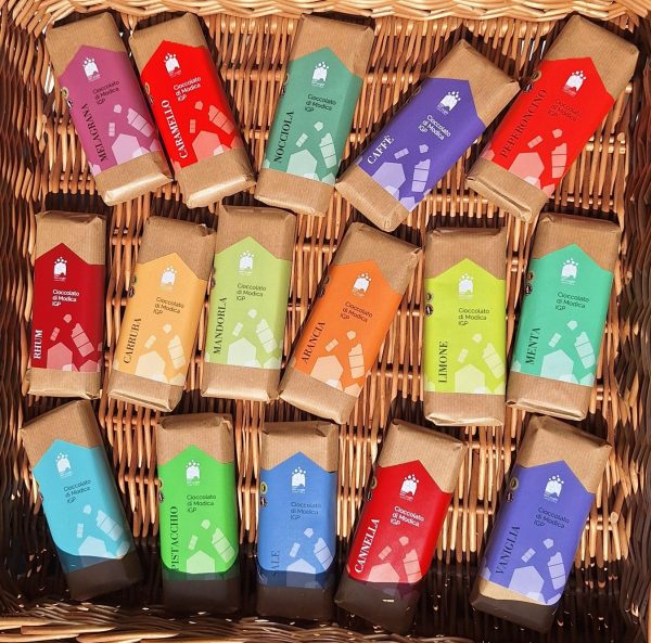 Casa-Don-Puglisi-Siciliaanse cioccolato-di-Modica-IGP-hele-assortiment-repen-in-mand
