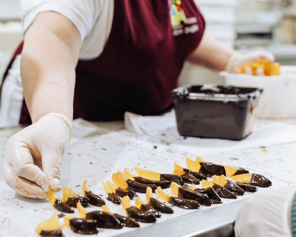 Casa-Don-Puglisi-het-dopen-van-de-arancia-candite-in-de-chocolade op Sicilië