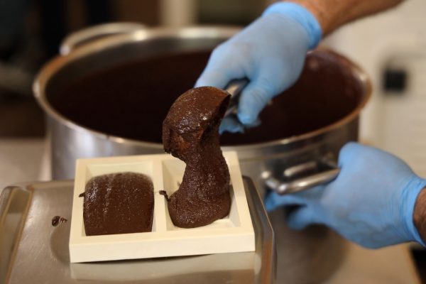 Casa-Don-Puglisi-het-maken-van-de-repen-Modica-chocolade op Sicilië