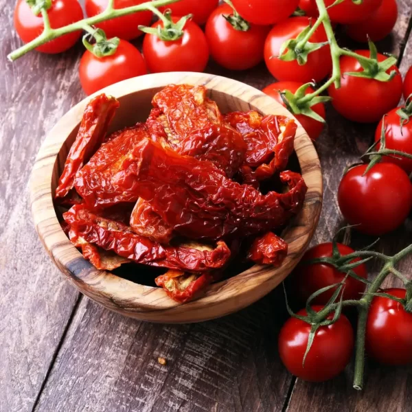 gedroogde tomaten op een schaaltje