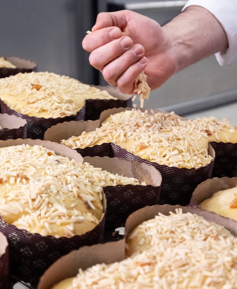 Siciliaanse paasduif, Fiasconaro-Colomba-Pasquale-Classica-bestrooien-met-amandelen