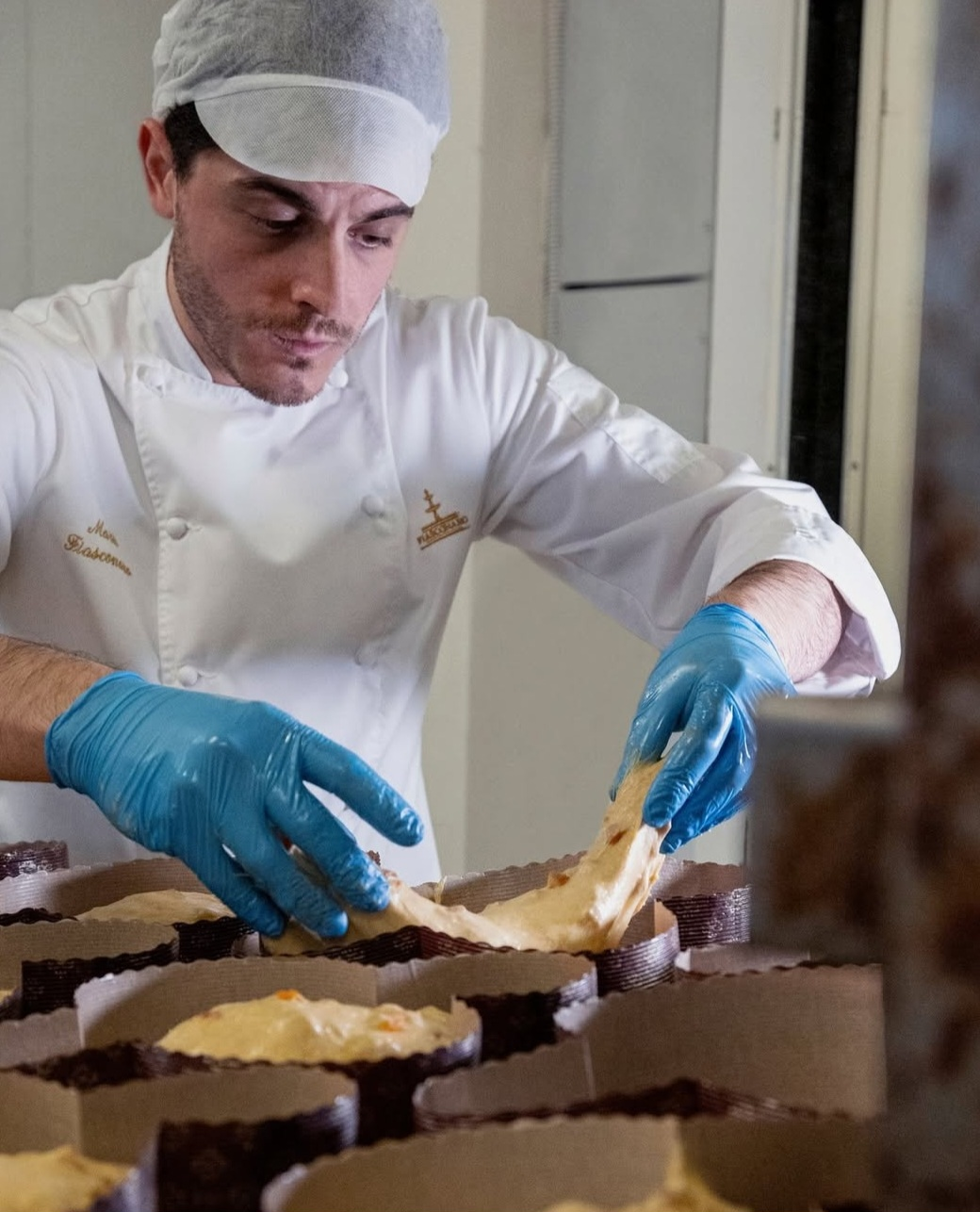 Siciliaanse paasduif, Fiasconaro-Colomba-zuurdesemdeeg-gaat-in-de-vormen