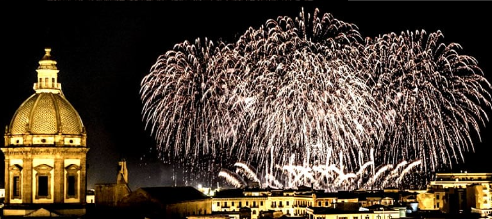Groot vuurwerk boven de haven van Palermo